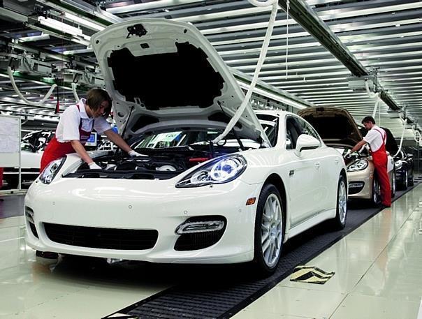 Teilnehmer der Werksführung können die Produktion des Porsche Panamera miterleben. Foto: Auto-Reporter/Porsche